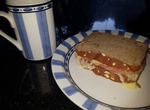 Una foto de Derretido de queso y mortadela