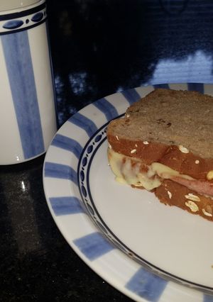 Una foto de Derretido de queso y mortadela