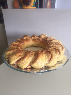 Una foto de Rosca de jamón y queso