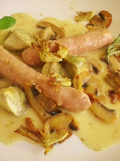 Una foto de Salchichas al vino blanco con alcachofas y champiñones