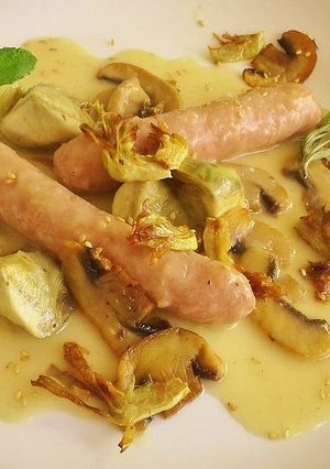 Foto principal de Salchichas al vino blanco con alcachofas y champiñones