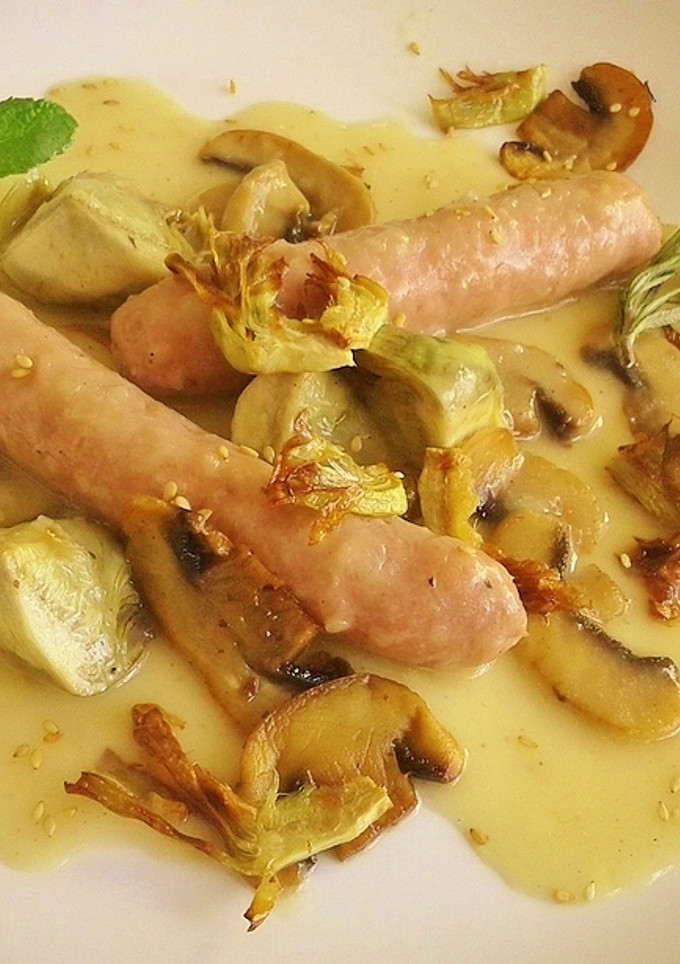 Una foto de Salchichas al vino blanco con alcachofas y champiñones