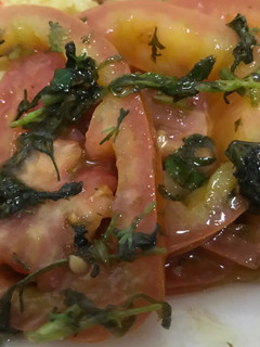 Una foto de Tomates con perejil y albahaca