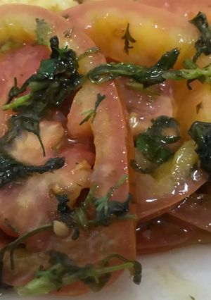 Una foto de Tomates con perejil y albahaca