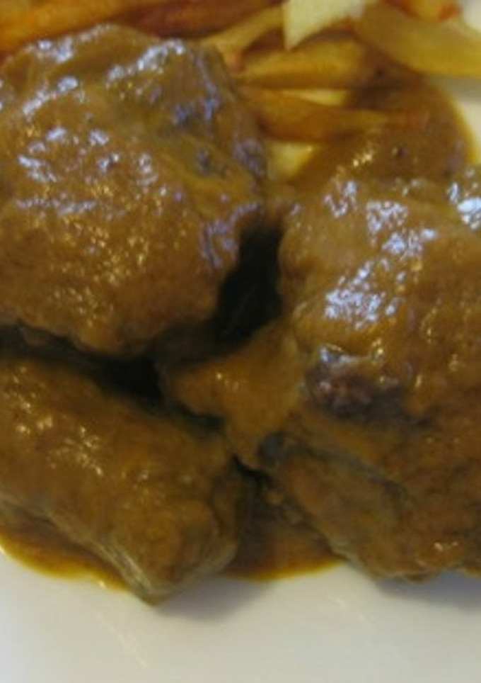 Una foto de Carrillada con vino blanco