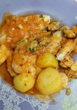 Una foto de Filetes de dorada guisada con langostinos mejillones y patatas