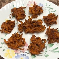 A picture of Onion Pakoda.