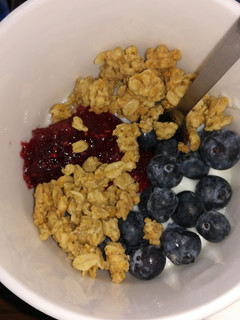 Una foto de Mi merienda de yogur, muesli y arándanos