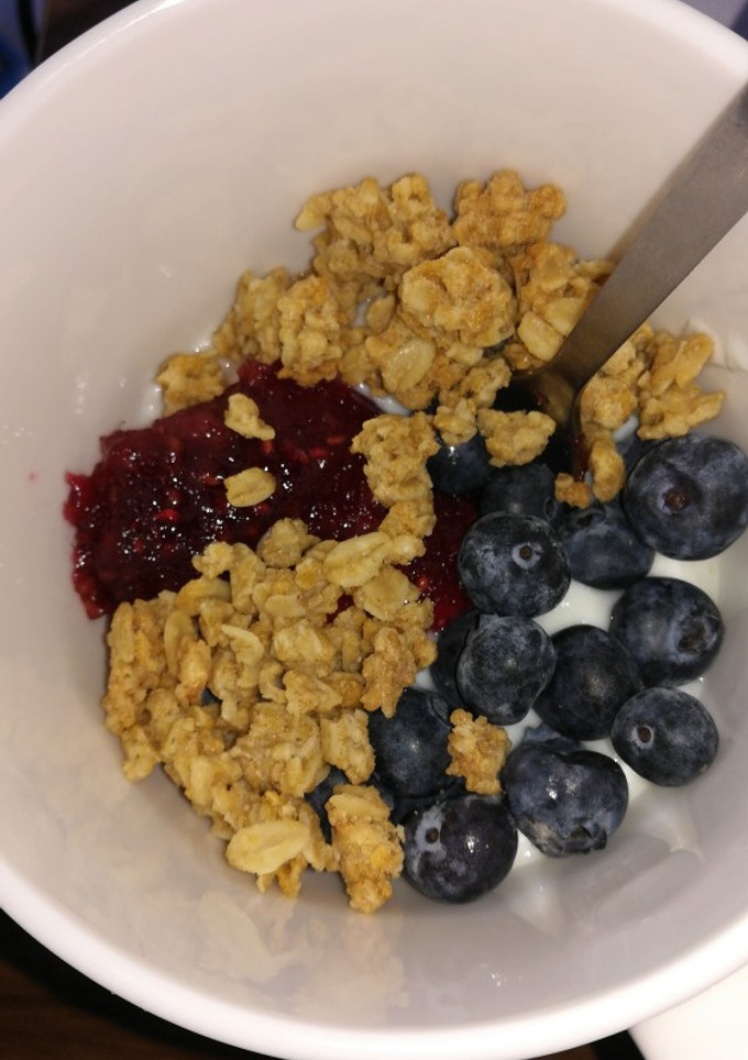Una foto de Mi merienda de yogur, muesli y arándanos