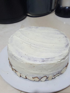 Una foto de Pastel de zanahoria keto con glaseado de queso crema