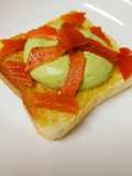 Tosta de palometa ahumada con crema de aguacate