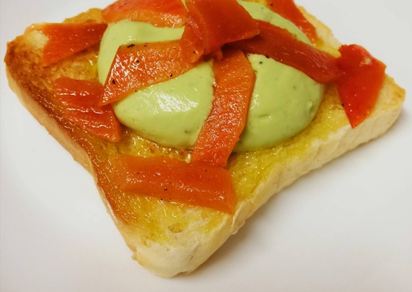 Tosta de palometa ahumada con crema de aguacate