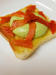 Foto principal de Tosta de palometa ahumada con crema de aguacate