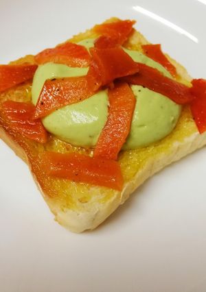 Una foto de Tosta de palometa ahumada con crema de aguacate