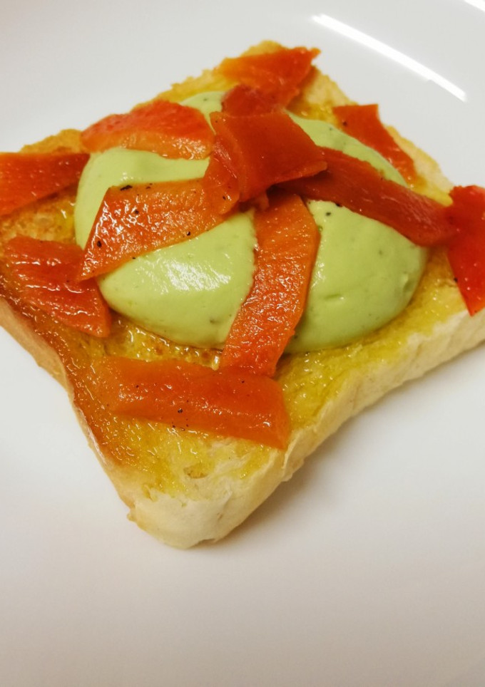 Una foto de Tosta de palometa ahumada con crema de aguacate