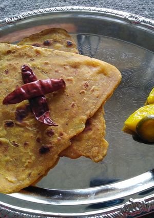 A picture of Dal Paratha.