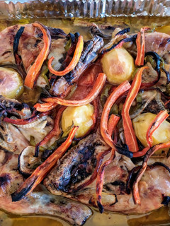 Una foto de Traseros de pollo con verduritas al horno