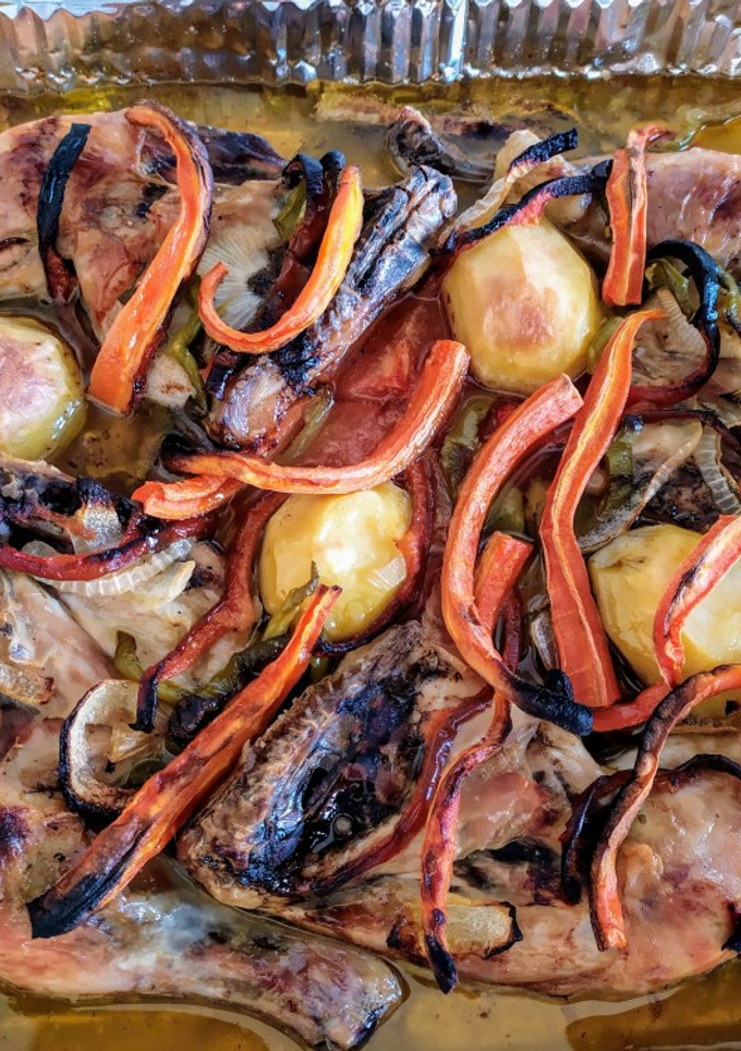 Una foto de Traseros de pollo con verduritas al horno