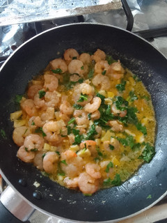 Una foto de Camarones al ajillo en mantequilla