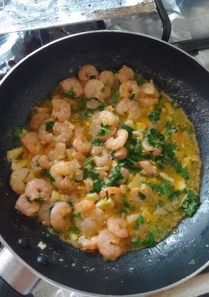 Una foto de Camarones al ajillo en mantequilla