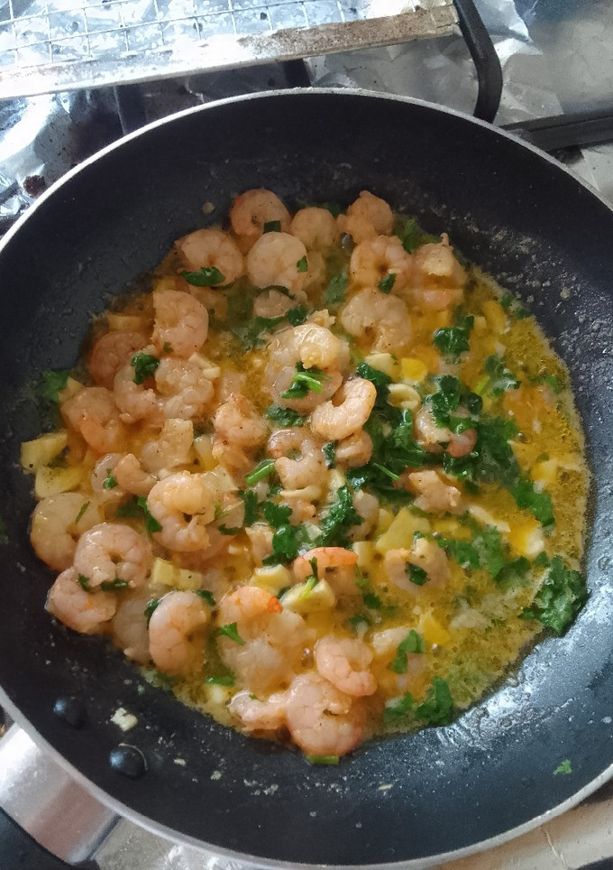 Una foto de Camarones al ajillo en mantequilla