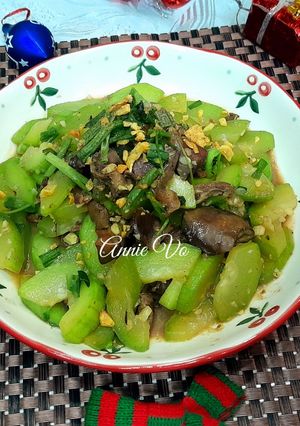 Hình của món Bí xanh xào lòng vịt.