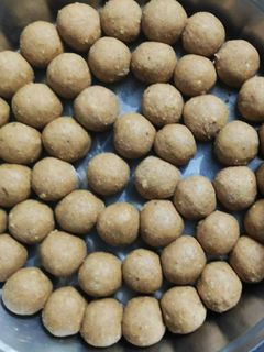 आटे के लडडू (Aate ke laddu recipe in Hindi) रेसिपी मुख्य फोटो