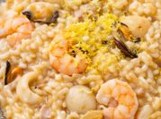 Una foto de arroz con langostinos