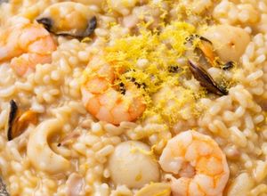 Una foto de 🦐 Risotto de Mariscos con Langostinos, Vieyras, Calamar y Mejillones