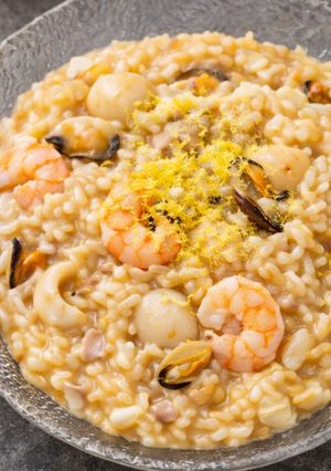 Una foto de 🦐 Risotto de Mariscos con Langostinos, Vieyras, Calamar y Mejillones