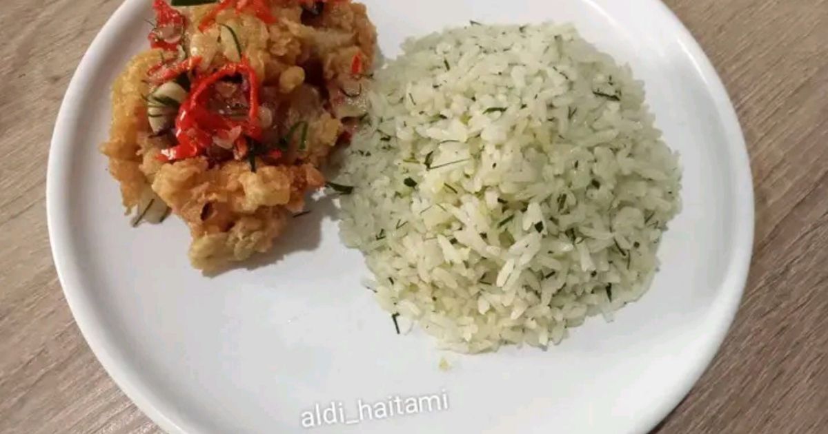 Cumi crispy sambal matah dan nasi daun jeruk