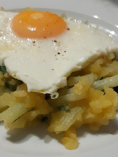 Una foto de Papas rústicas con vegetales y huevo🍳