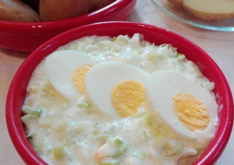 Ensaladilla de puerros y huevo duro con crema de leche