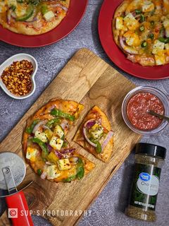 পনির পিজ্জা উইদাউট ওভেন (Paneer Pizza Without Oven Recipe In Bengali) রেসিপির প্রধান ছবি
