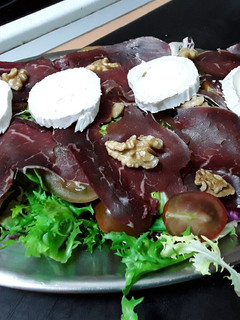 Una foto de Ensalada de cecina y queso de cabra