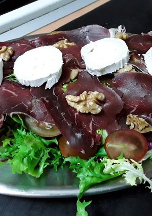 Una foto de Ensalada de cecina y queso de cabra