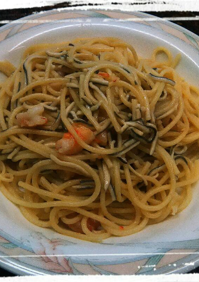 Una foto de Spaghettis con gulas y gambas by Nani