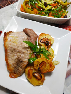 Una foto de Secreto de cerdo a la pimienta con patatas y ajos laminados