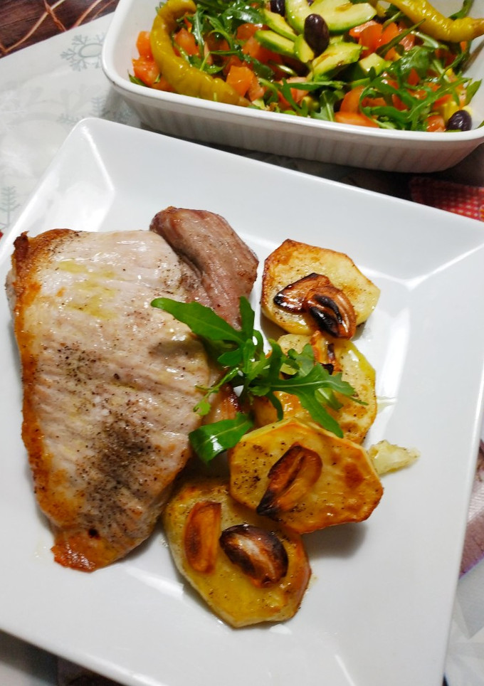 Una foto de Secreto de cerdo a la pimienta con patatas y ajos laminados