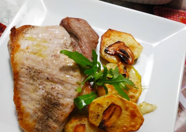 Secreto de cerdo a la pimienta con patatas y ajos laminados