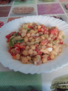 Una foto de Ensalada de garbanzos y alubias con jamón serrano y morrón