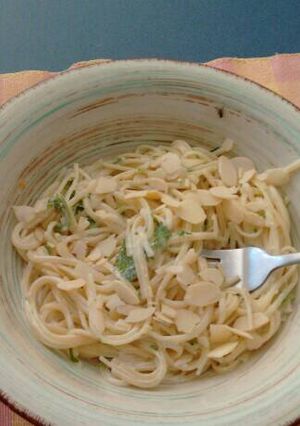 Una foto de Spaghetti almendrado cremoso. ॐ