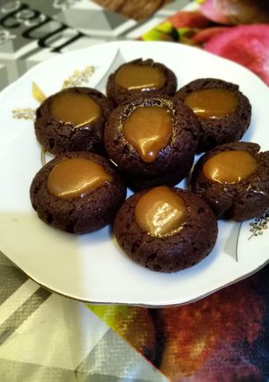 صورة لوصفة بسكويت الشوكولاتة بحشوة صوص الكراميل 😋♥️