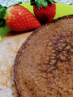 Una foto de Tortitas de chocolate y fresas