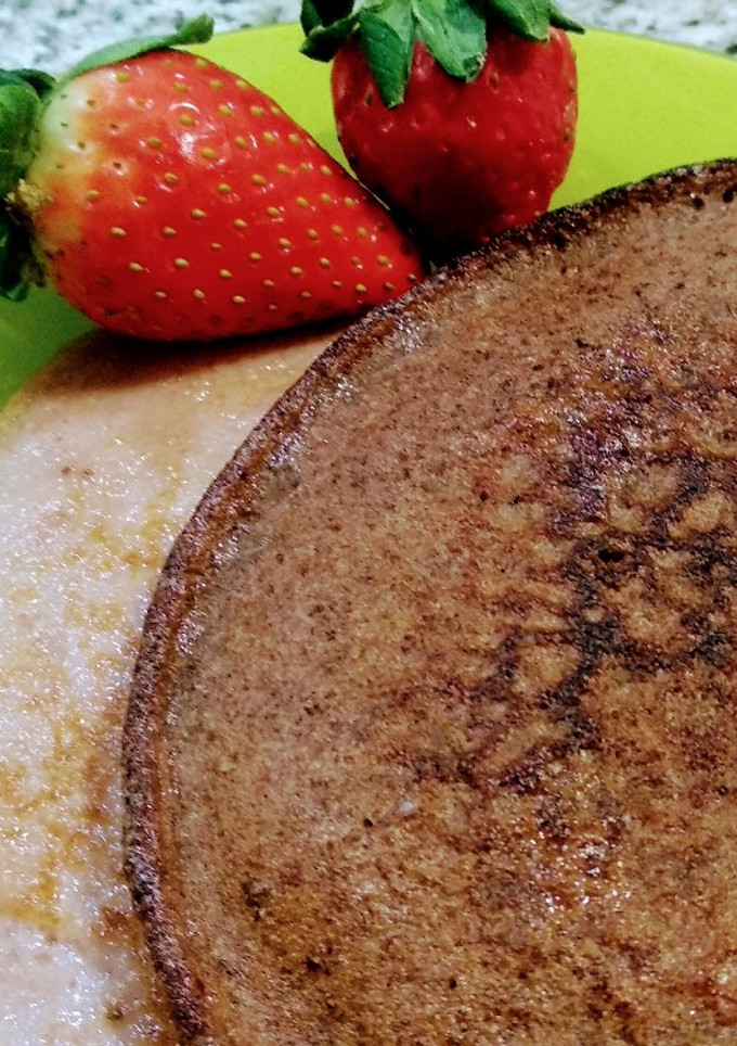Una foto de Tortitas de chocolate y fresas