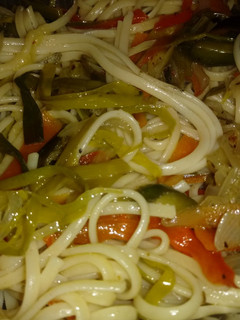Una foto de Tallarines con vegetales 🍜