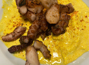 Foto di Insalata di polpo grigliato su stracciatella di burrata e curcuma