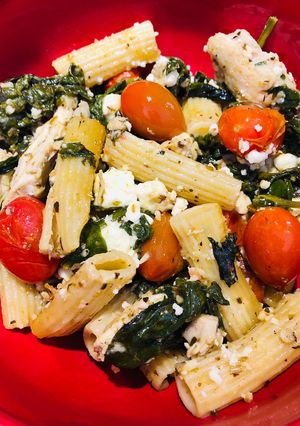 A picture of Feta, Spinach, Cherry Tomatoes 🍅 and Shredded Chicken Pasta Bake.