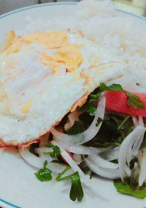 Una foto de Mi ensalada perfecta para el huevo frito