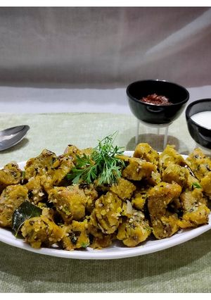 દૂધી ના મુઠીયા (Dudhi Muthiya Recipe in Gujarati) રેસીપી મુખ્ય ફોટો